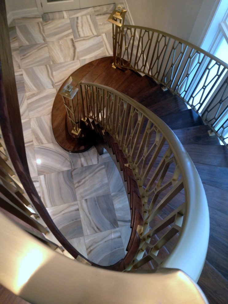 Стильный дизайн: лестница среднего размера в стиле неоклассика (современная классика) - последний тренд