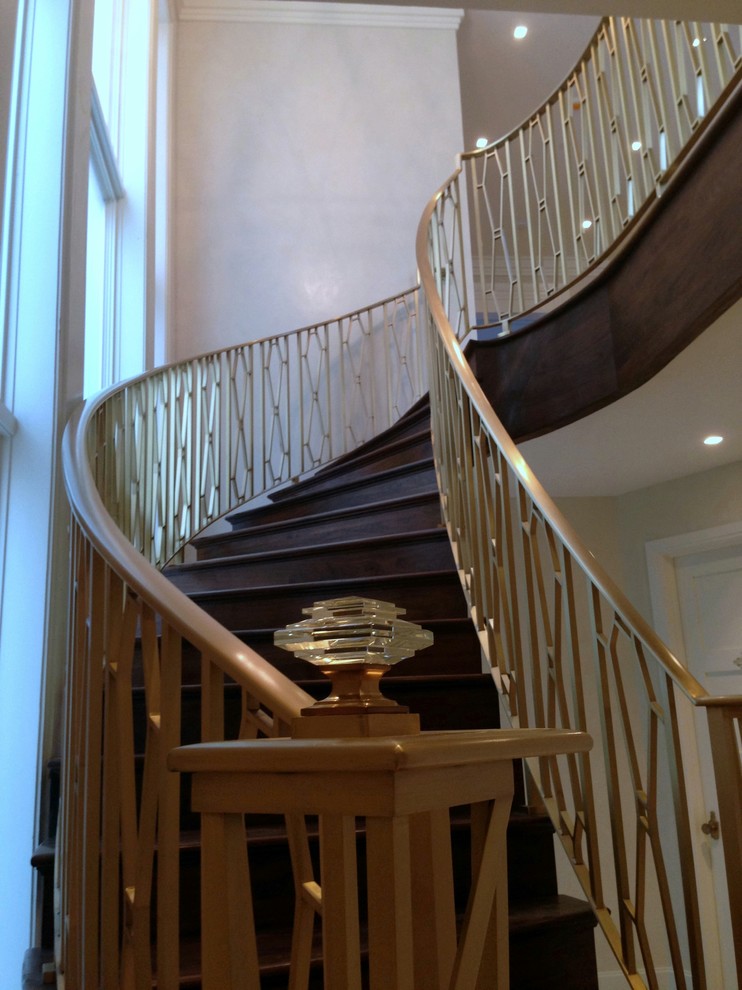 На фото: лестница среднего размера в стиле неоклассика (современная классика)