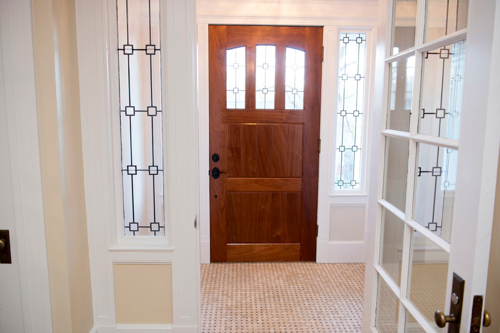 Esempio di un ingresso con vestibolo tradizionale con pavimento con piastrelle in ceramica, una porta singola e una porta in legno scuro