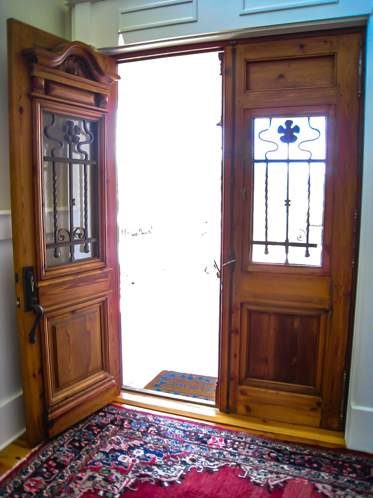 Mittelgroße Country Haustür mit braunem Holzboden, Doppeltür, braunem Boden, beiger Wandfarbe und hellbrauner Holzhaustür in Charleston