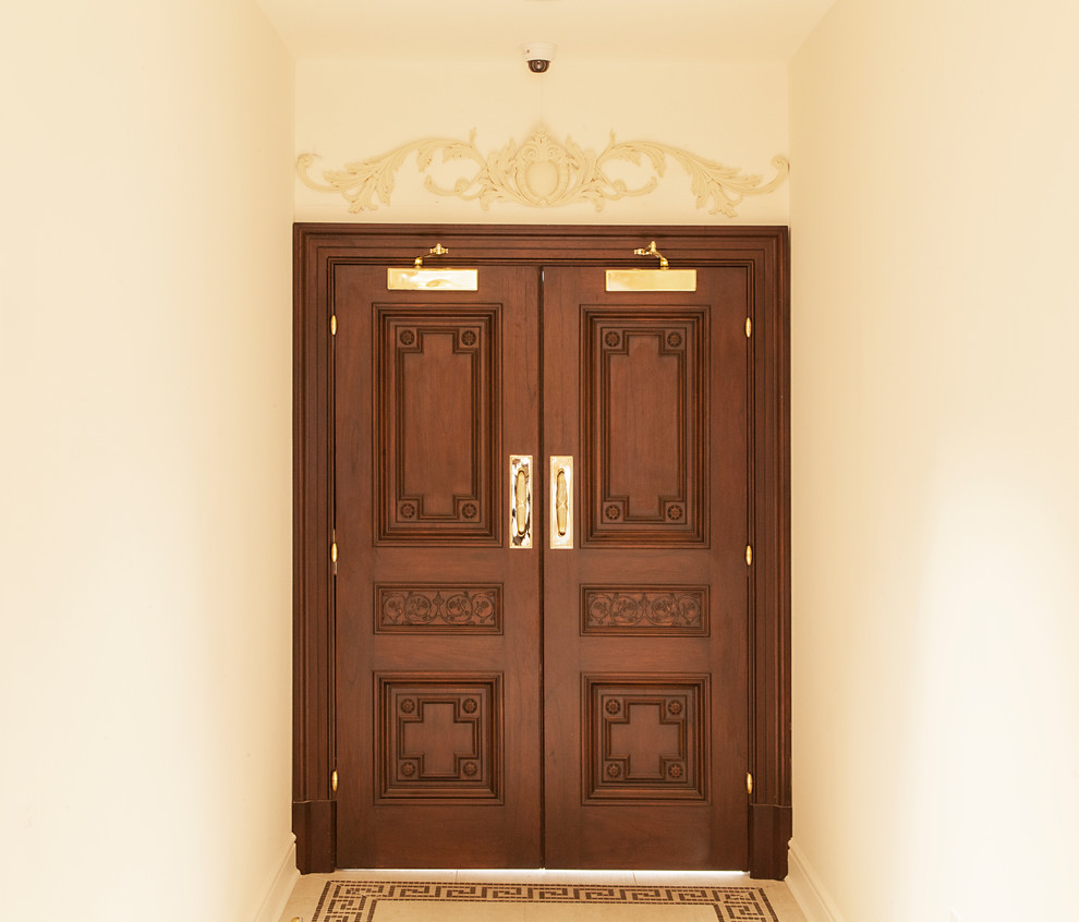 Immagine di un piccolo ingresso con vestibolo tradizionale con una porta a due ante, una porta in legno scuro, pareti beige, pavimento con piastrelle in ceramica e pavimento beige