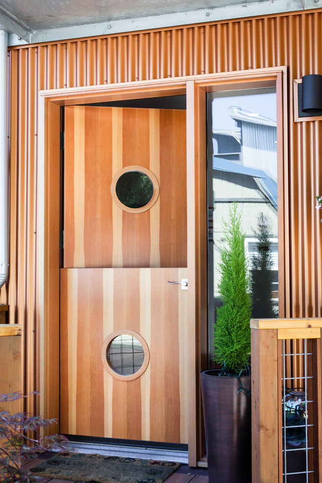 Идея дизайна: прихожая в современном стиле с голландской входной дверью