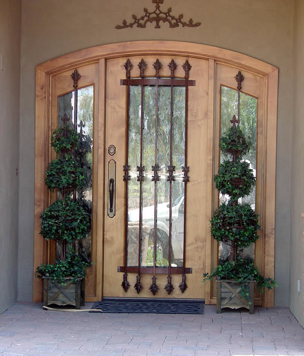 Idées déco pour une grande porte d'entrée classique avec une porte simple et une porte en bois foncé.