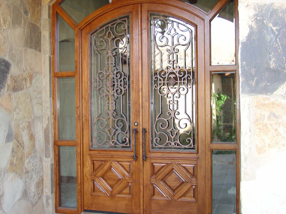 Große Klassische Haustür mit Doppeltür und dunkler Holzhaustür in Phoenix