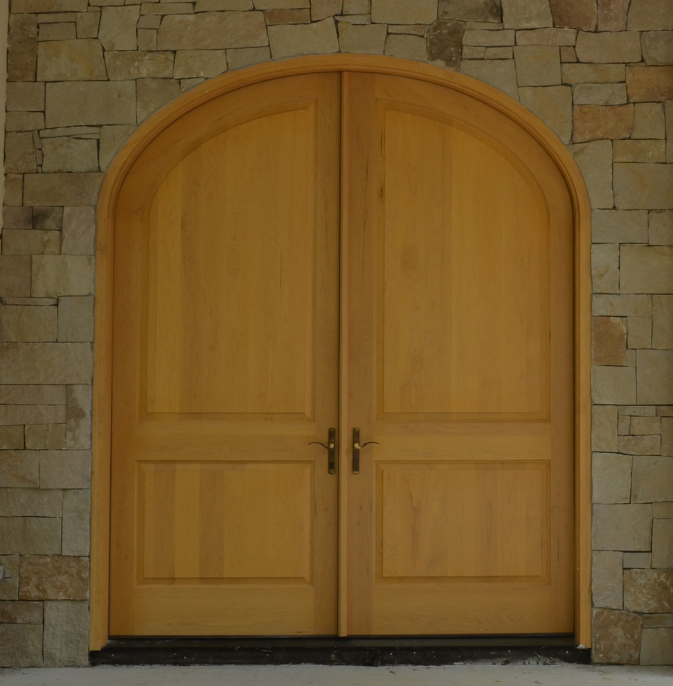 Exemple d'une porte d'entrée tendance avec une porte double et une porte en bois clair.