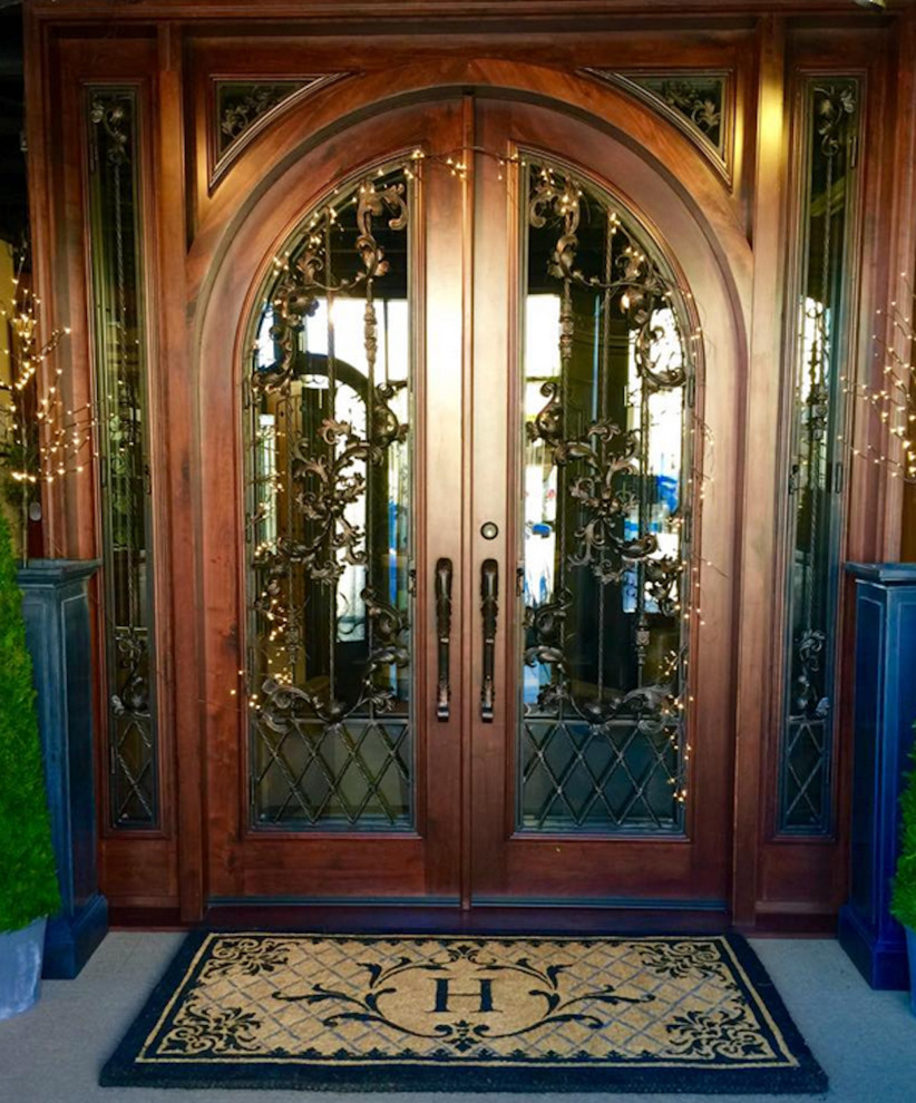 На фото: входная дверь среднего размера в средиземноморском стиле с белыми стенами, полом из травертина, двустворчатой входной дверью, входной дверью из темного дерева и бежевым полом