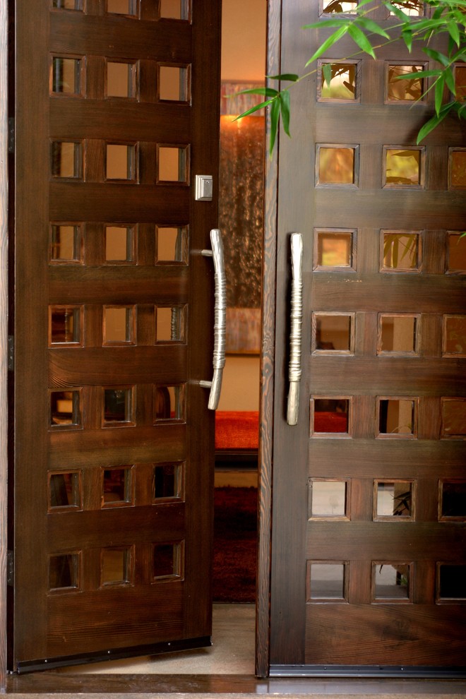 Rustik inredning av en mellanstor ingång och ytterdörr, med vita väggar, travertin golv, en dubbeldörr, mörk trädörr och beiget golv