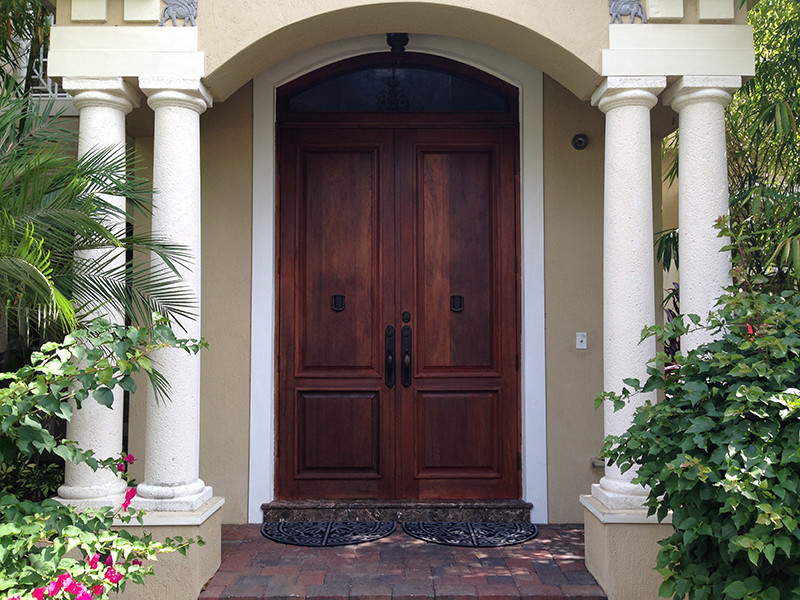Стильный дизайн: большая входная дверь в средиземноморском стиле с двустворчатой входной дверью, входной дверью из дерева среднего тона, бежевыми стенами, кирпичным полом и красным полом - последний тренд