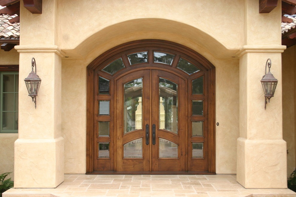 Стильный дизайн: входная дверь среднего размера в стиле рустика с бежевыми стенами, полом из травертина, двустворчатой входной дверью и входной дверью из темного дерева - последний тренд