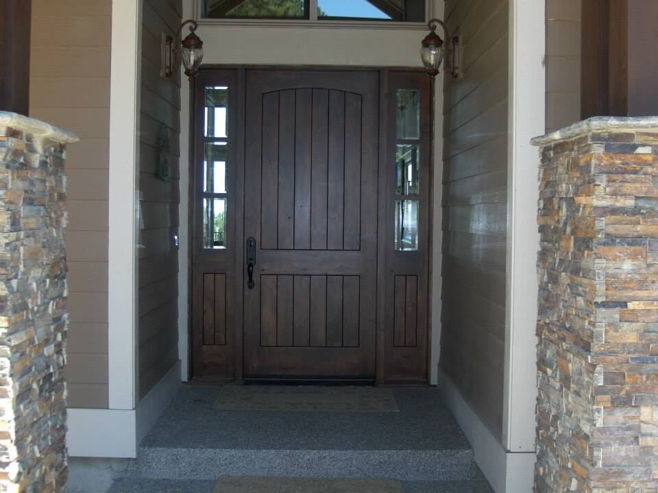 Immagine di una porta d'ingresso tradizionale di medie dimensioni con una porta singola e una porta in legno scuro
