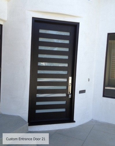 Esempio di una porta d'ingresso minimal di medie dimensioni con pareti nere, pavimento in cemento, una porta singola e una porta in metallo