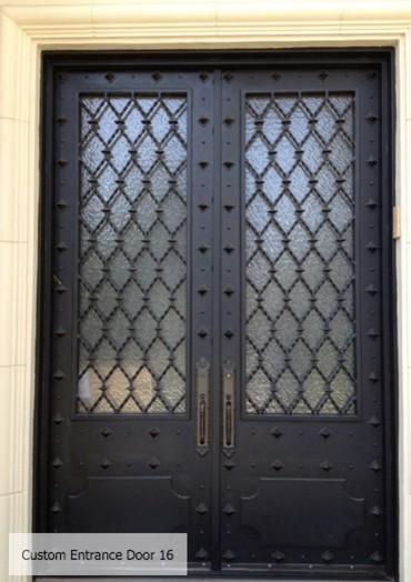Idee per una porta d'ingresso design di medie dimensioni con pareti marroni, pavimento in cemento, una porta singola e una porta in metallo