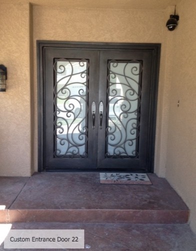 На фото: входная дверь среднего размера в современном стиле с черными стенами, бетонным полом, двустворчатой входной дверью и металлической входной дверью