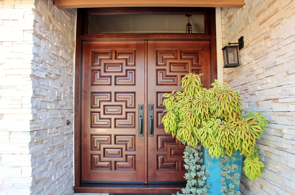 Imagen de puerta principal clásica renovada de tamaño medio con puerta de madera en tonos medios