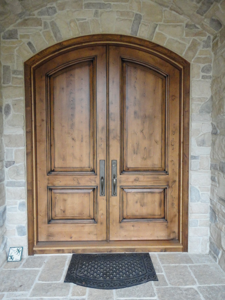 Modelo de puerta principal bohemia de tamaño medio con paredes grises, suelo de pizarra, puerta doble y puerta de madera clara