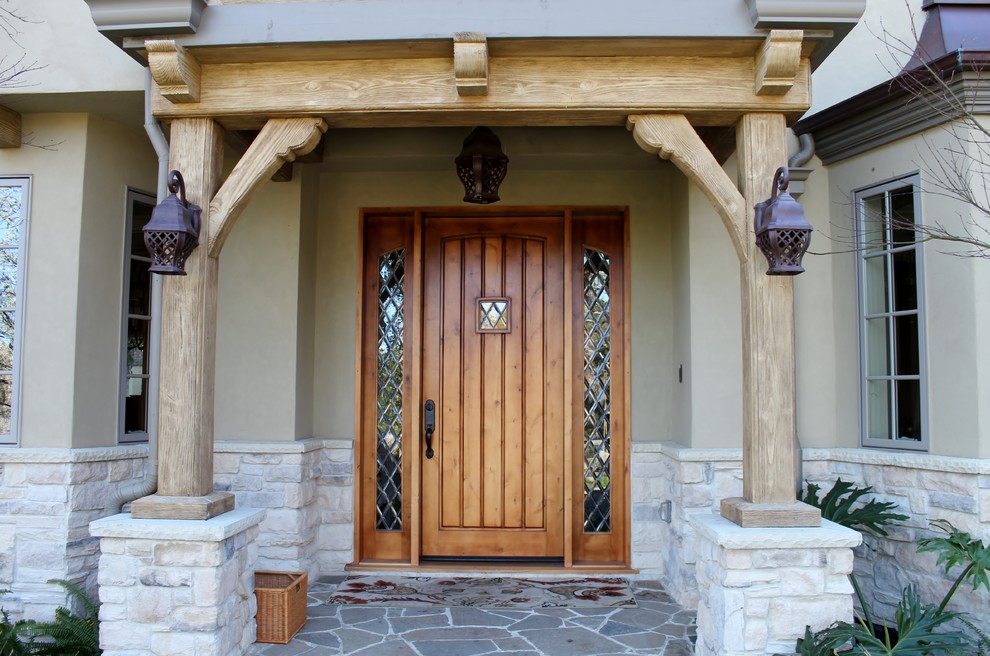 Foto de puerta principal mediterránea con paredes grises, suelo de pizarra, puerta simple y puerta de madera en tonos medios