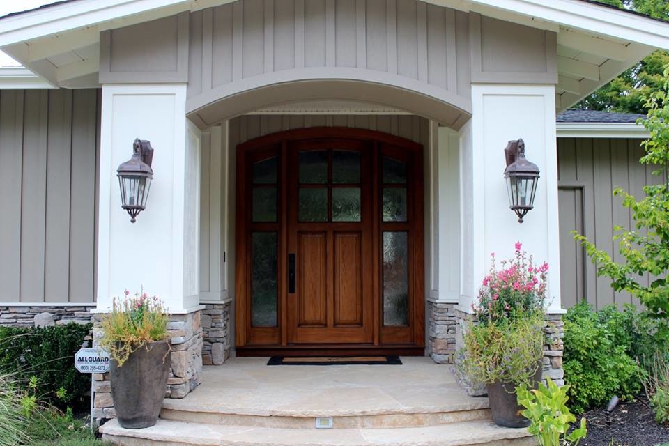 Foto di una porta d'ingresso tradizionale di medie dimensioni con una porta singola e una porta in legno bruno