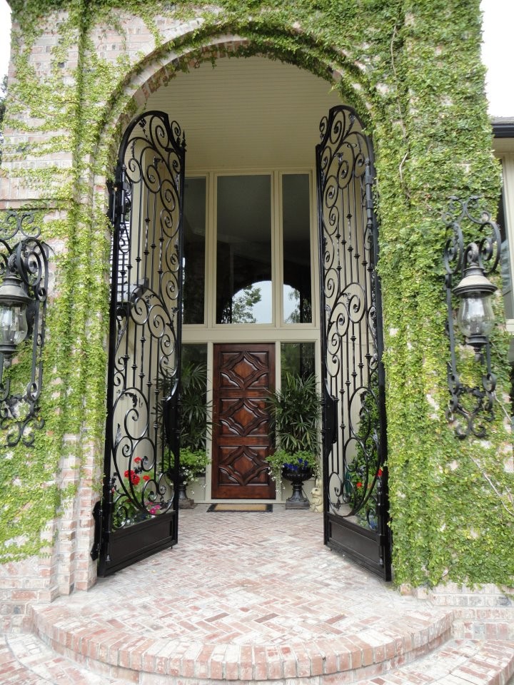 サンフランシスコにある小さなトランジショナルスタイルのおしゃれな玄関ドア (ベージュの壁、濃色木目調のドア) の写真