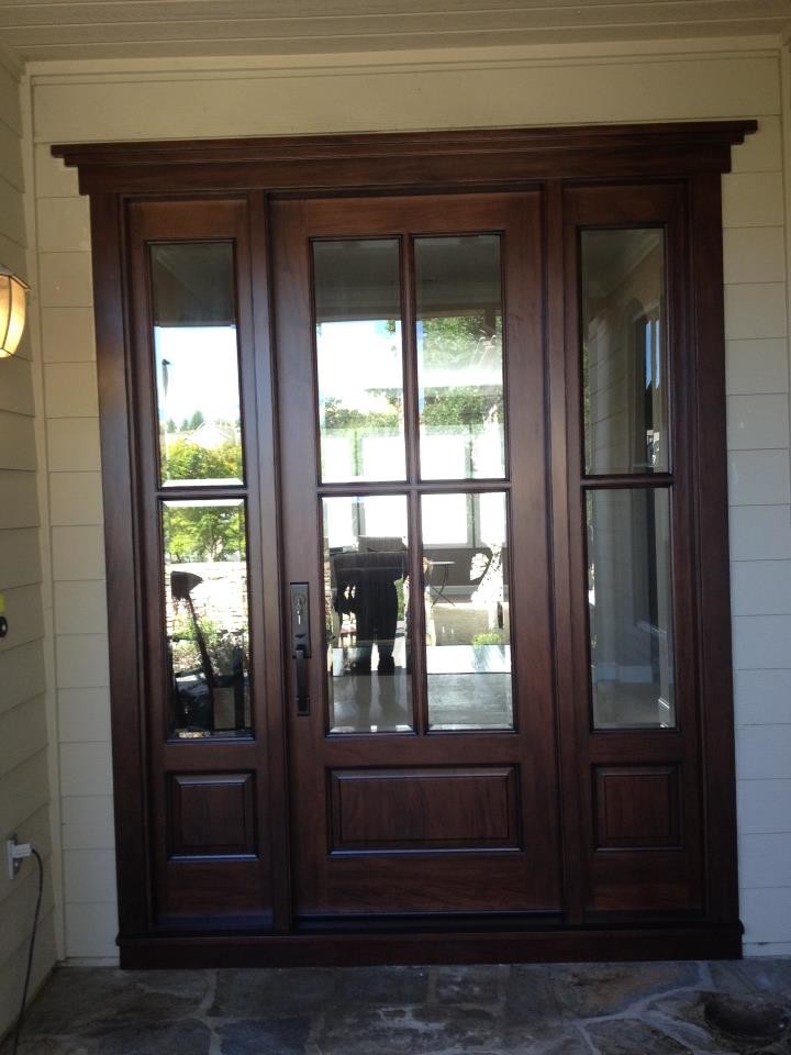 Modelo de puerta principal tradicional renovada de tamaño medio con paredes beige, puerta simple y puerta de madera oscura