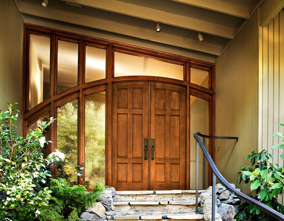 Идея дизайна: входная дверь в современном стиле с бежевыми стенами, двустворчатой входной дверью и входной дверью из дерева среднего тона