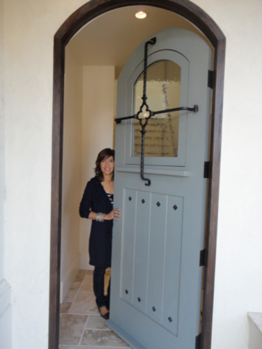 Modelo de puerta principal ecléctica con puerta simple y puerta gris