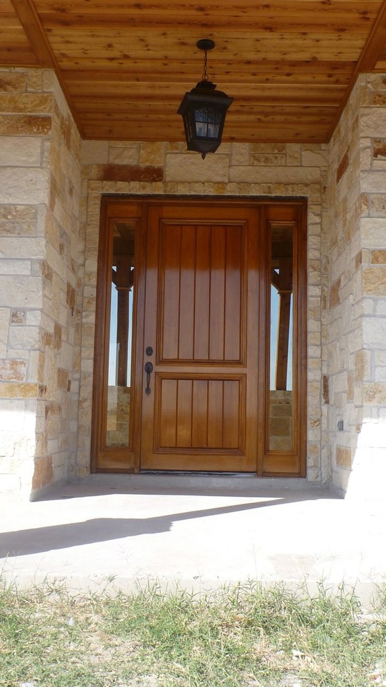 Idées déco pour une porte d'entrée montagne de taille moyenne avec une porte simple et une porte marron.