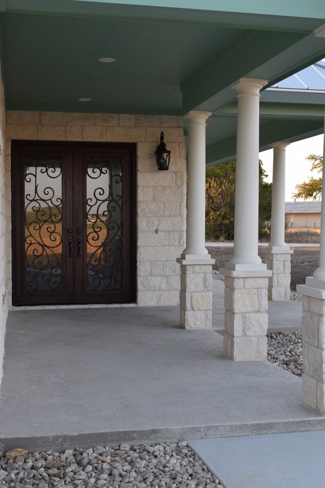 На фото: большая входная дверь в классическом стиле с двустворчатой входной дверью и стеклянной входной дверью с