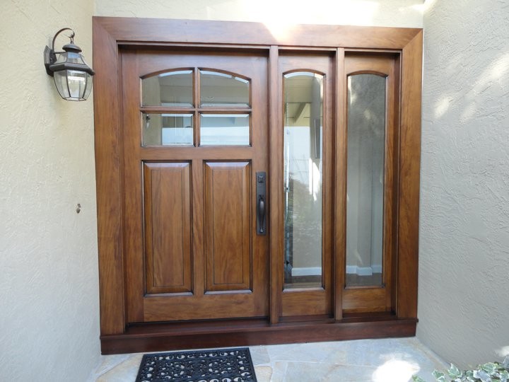 Inspiration pour une grande porte d'entrée traditionnelle avec un mur beige, une porte simple et une porte en bois brun.