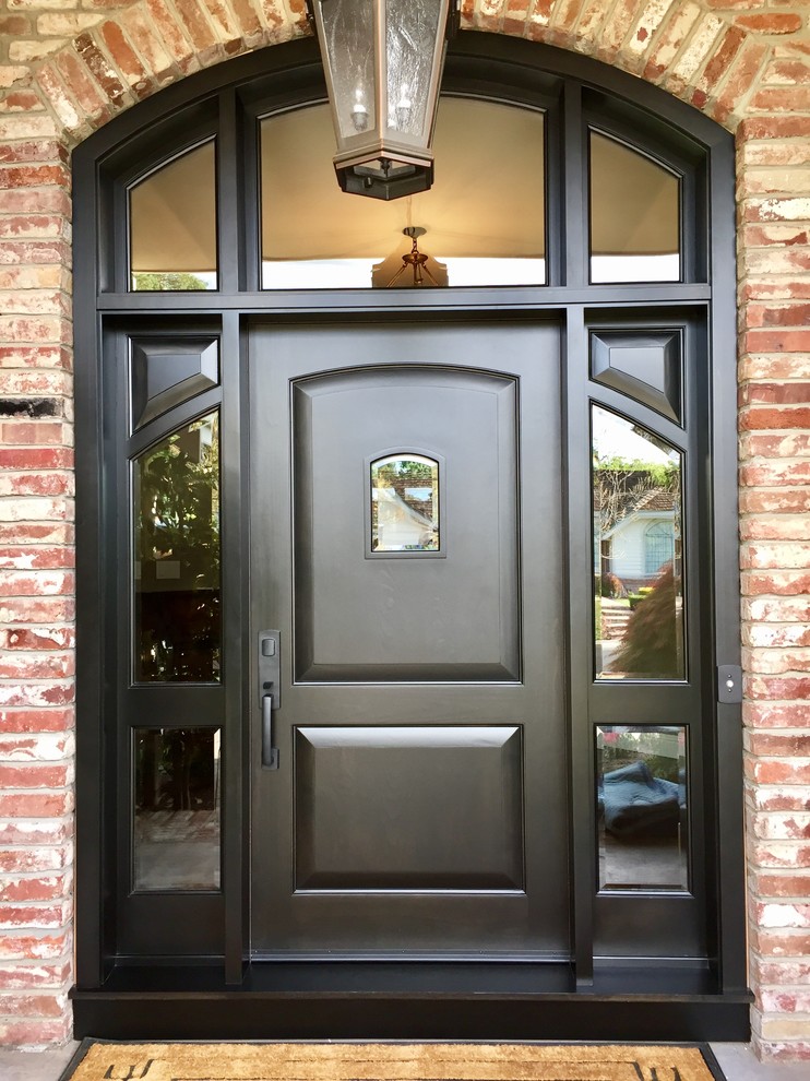 На фото: большая входная дверь в классическом стиле с разноцветными стенами, бетонным полом, одностворчатой входной дверью, черной входной дверью и серым полом с