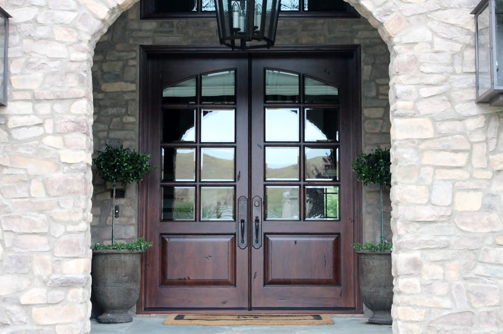 Идея дизайна: большая входная дверь в стиле неоклассика (современная классика) с бежевыми стенами, полом из сланца, двустворчатой входной дверью и входной дверью из темного дерева