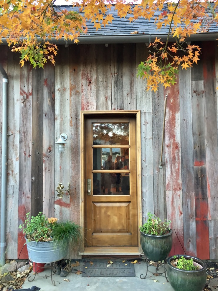 Kleine Klassische Haustür mit grauer Wandfarbe, Betonboden, Einzeltür und grüner Haustür in San Francisco