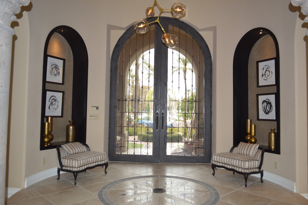 Inspiration pour un grand hall d'entrée avec un mur beige, un sol en travertin, une porte double et une porte noire.