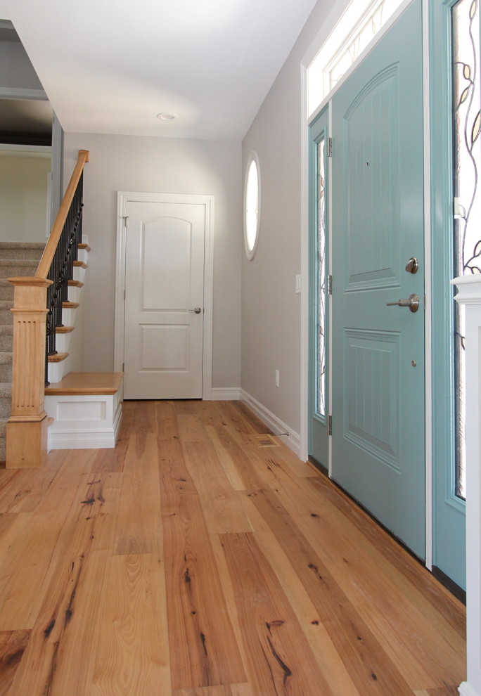 Idéer för en mellanstor klassisk ingång och ytterdörr, med grå väggar, ljust trägolv, en enkeldörr och en blå dörr