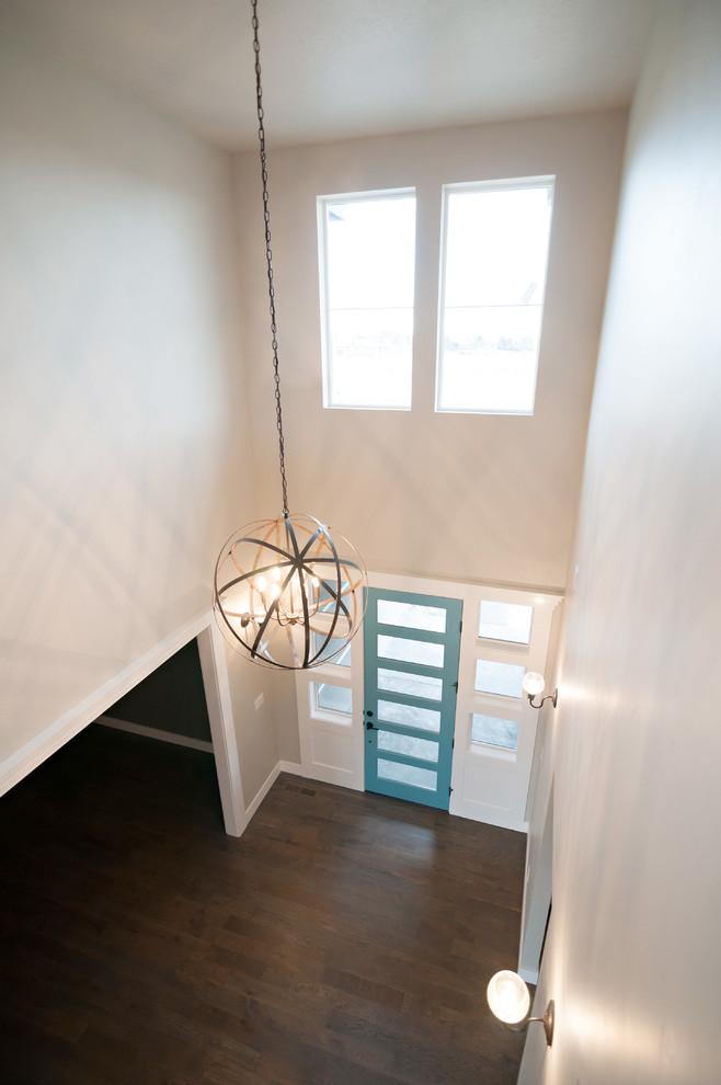 Moderne Haustür mit grauer Wandfarbe, braunem Holzboden, Einzeltür und blauer Haustür in Boise