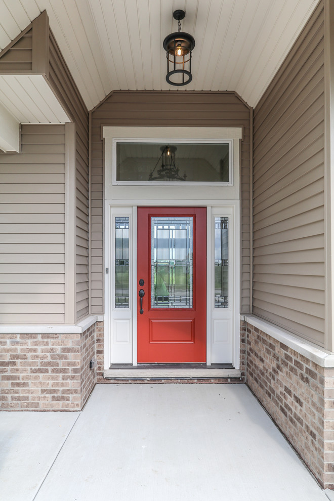 Exemple d'une porte d'entrée craftsman de taille moyenne avec un mur beige, une porte simple et une porte rouge.