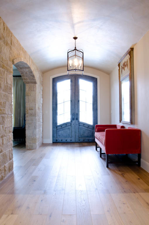 Geräumiger Klassischer Eingang mit Korridor, beiger Wandfarbe, hellem Holzboden, Doppeltür und Haustür aus Metall in Austin