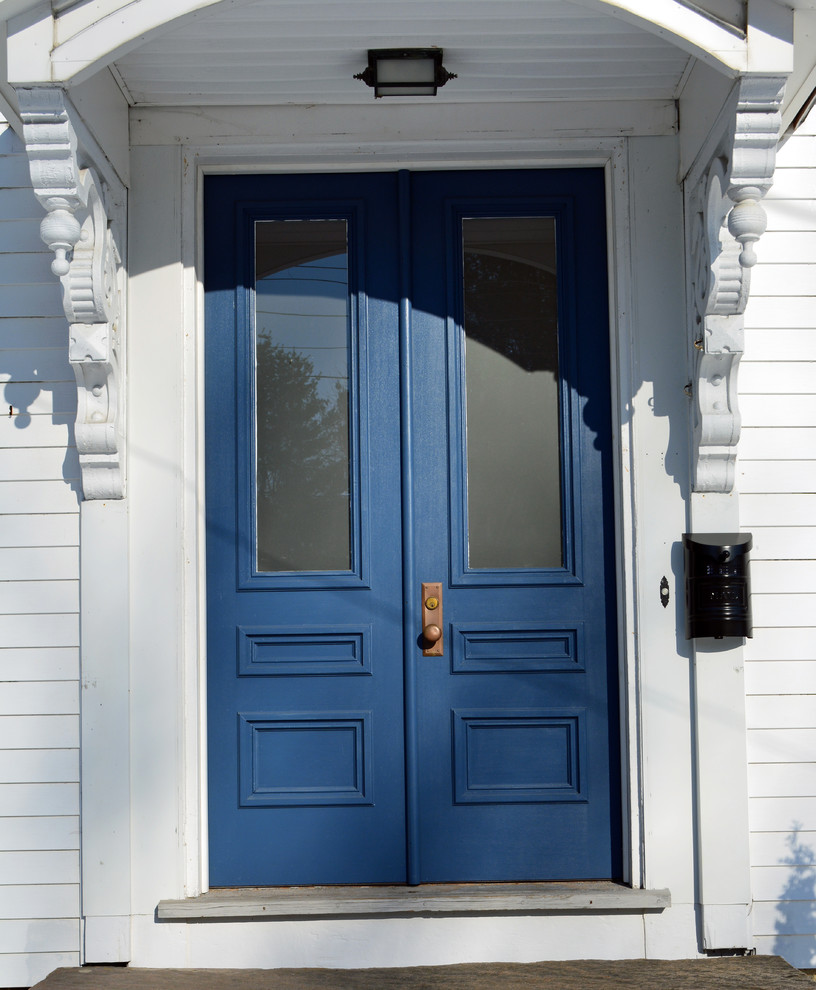 На фото: входная дверь среднего размера в классическом стиле с двустворчатой входной дверью и синей входной дверью с