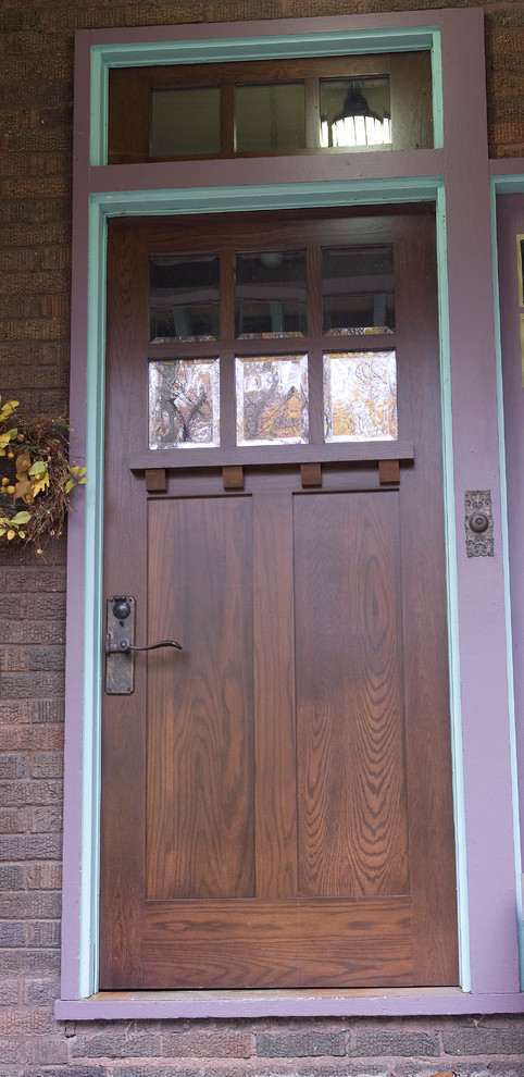 Ejemplo de puerta principal de estilo americano con puerta simple y puerta marrón
