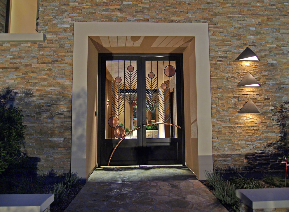 Exemple d'une grande porte d'entrée tendance avec une porte double et un sol en ardoise.