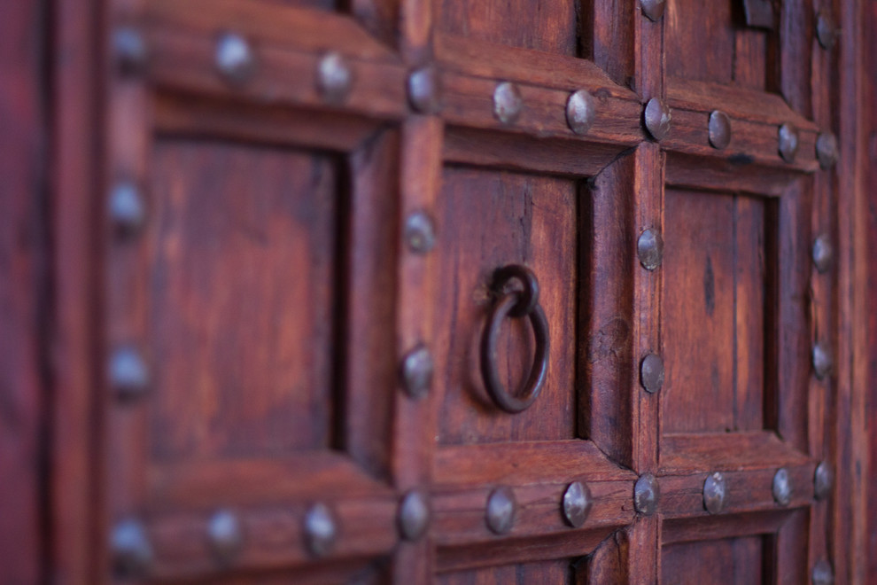 Inspiration pour une grande porte d'entrée traditionnelle avec une porte simple et une porte marron.