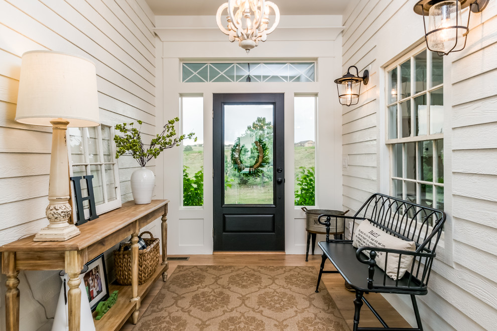 Mittelgroße Country Haustür mit grauer Wandfarbe, hellem Holzboden, Einzeltür, Haustür aus Glas und braunem Boden in Denver