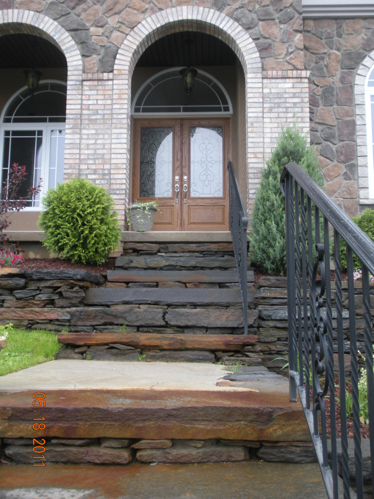 Foto på en medelhavsstil ingång och ytterdörr, med tegelgolv, en dubbeldörr och en brun dörr
