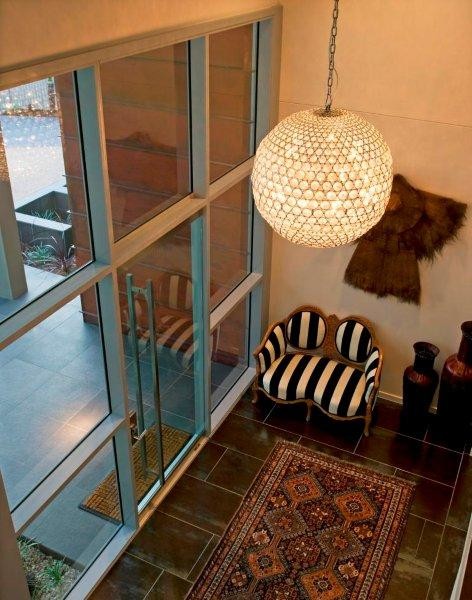 Großes Modernes Foyer mit weißer Wandfarbe, Porzellan-Bodenfliesen, Drehtür und Haustür aus Glas in Brisbane