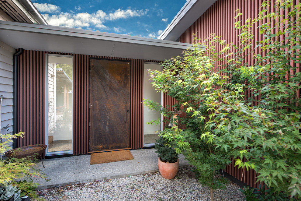 Свежая идея для дизайна: входная дверь в стиле модернизм с коричневыми стенами, одностворчатой входной дверью и металлической входной дверью - отличное фото интерьера