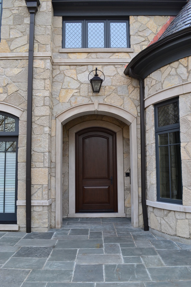 Пример оригинального дизайна: входная дверь среднего размера в викторианском стиле с одностворчатой входной дверью и входной дверью из темного дерева