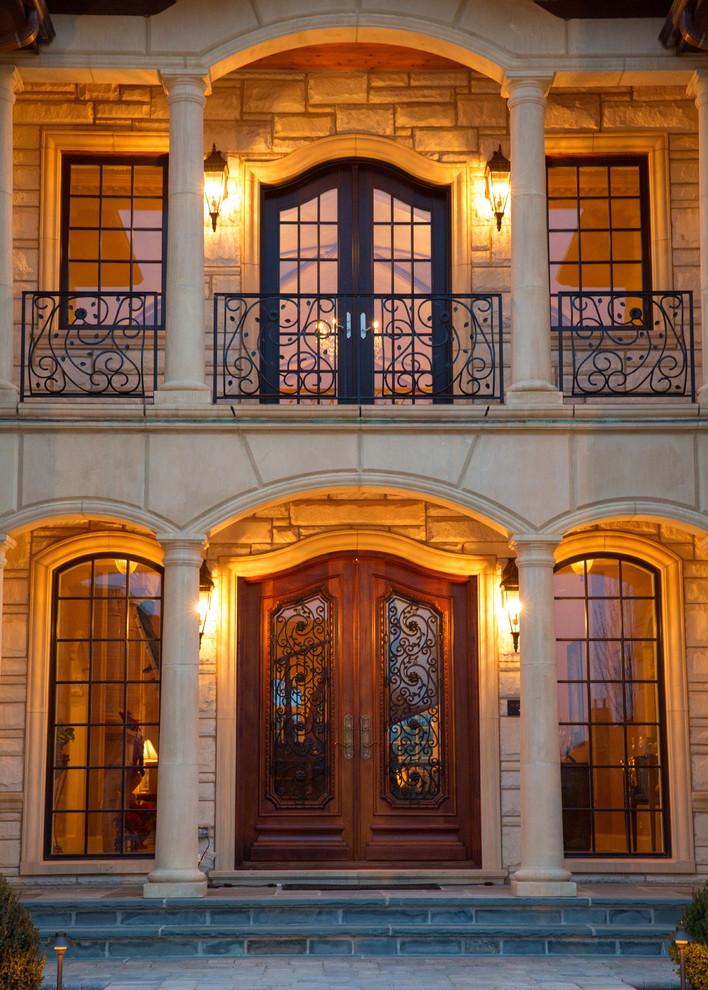 シカゴにある地中海スタイルのおしゃれな玄関の写真