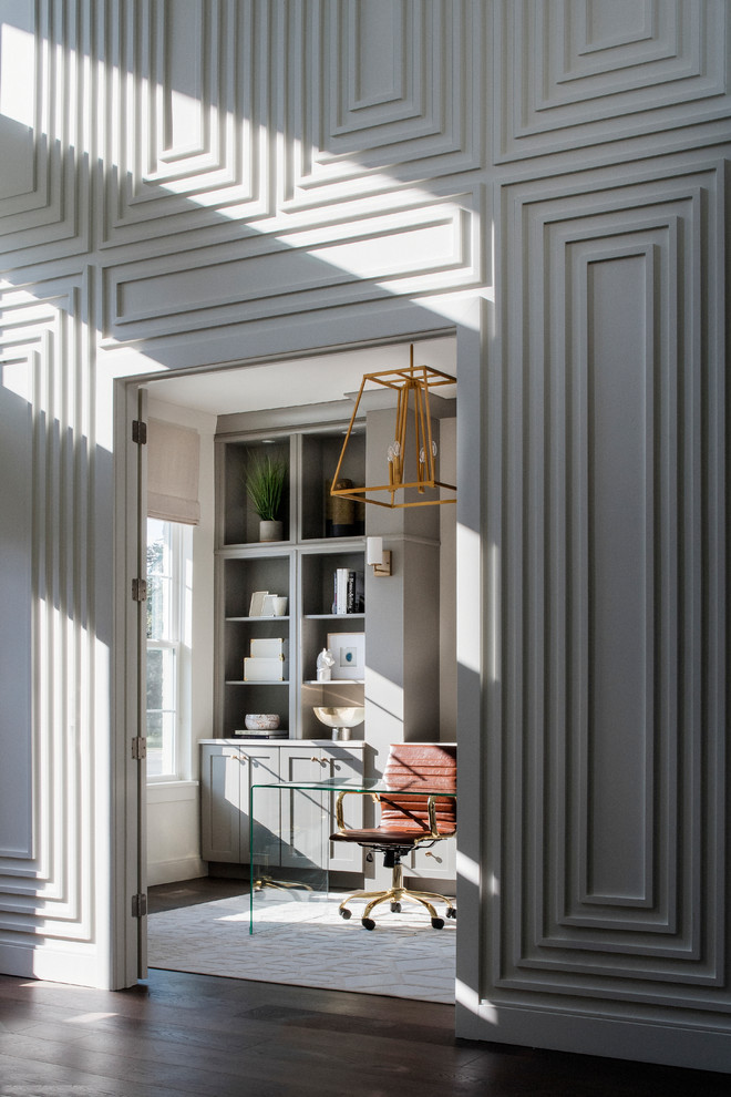 Geräumiges Klassisches Foyer mit weißer Wandfarbe, dunklem Holzboden, Einzeltür und schwarzer Haustür in Orlando