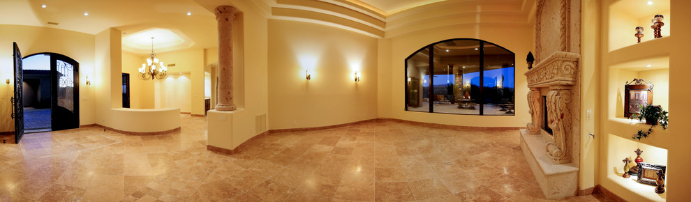 Immagine di un grande ingresso classico con pareti beige, pavimento in travertino, una porta a due ante e una porta in metallo