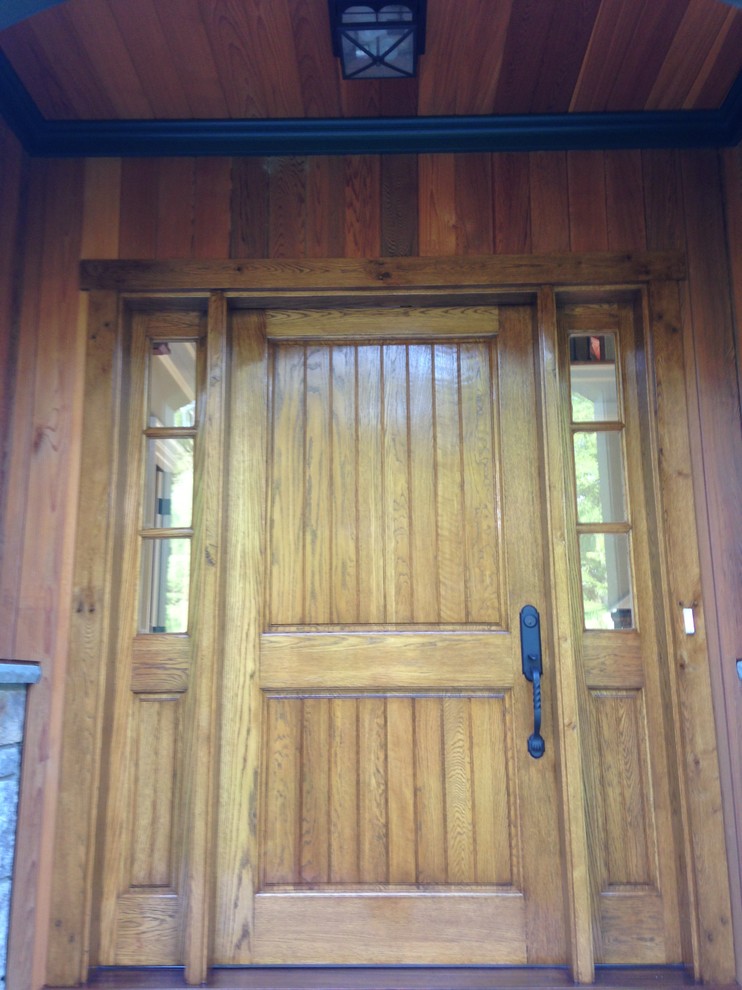 Cette photo montre une porte d'entrée montagne avec une porte simple et une porte en bois brun.