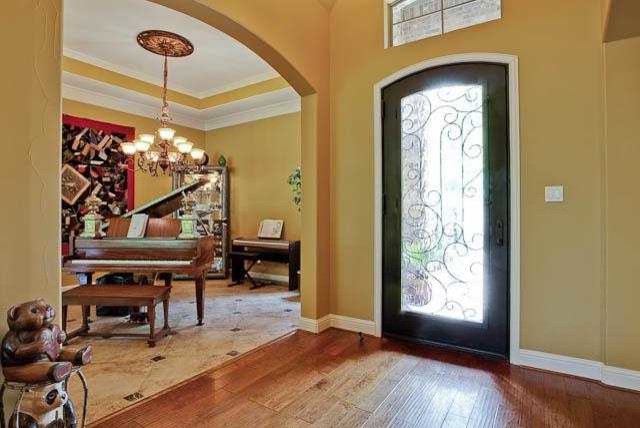 Mittelgroße Klassische Haustür mit gelber Wandfarbe, braunem Holzboden, Einzeltür und Haustür aus Glas in Dallas